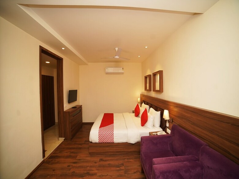 Oyo 7872 Amber Hotel