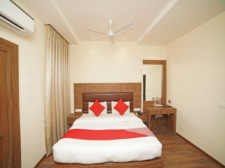 Oyo 7872 Amber Hotel