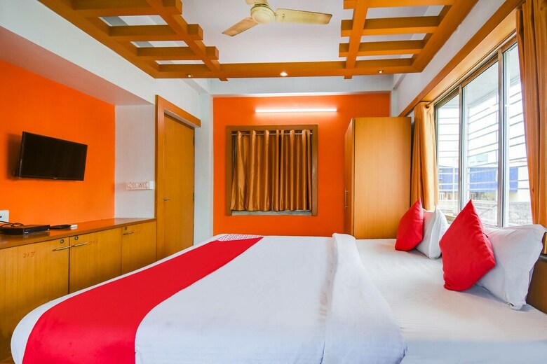Hotel Oyo 22436 Crown Inn