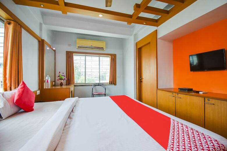Hotel Oyo 22436 Crown Inn