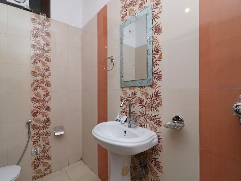 Hotel Oyo 29196 Lords Plaza