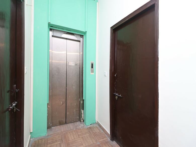 Hotel Oyo 29196 Lords Plaza