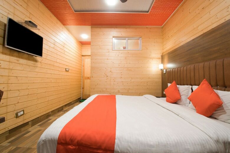 Hotel Oyo 16066 Chinar Comforts
