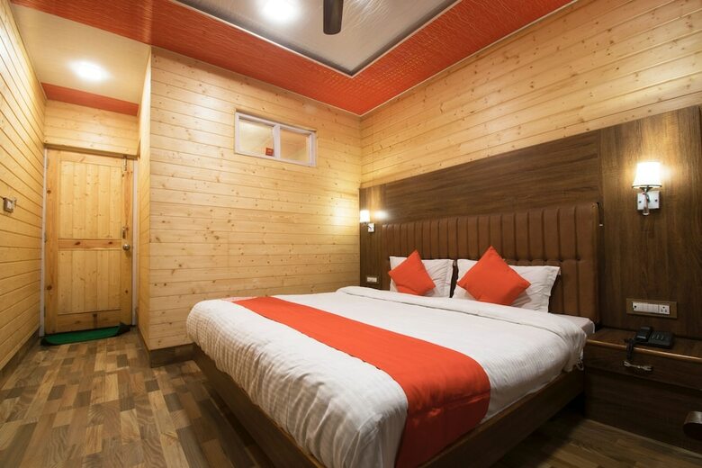 Hotel Oyo 16066 Chinar Comforts