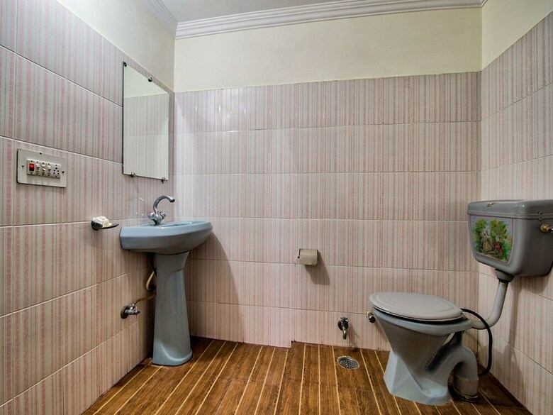 Oyo 13736 Hotel Stay Well
