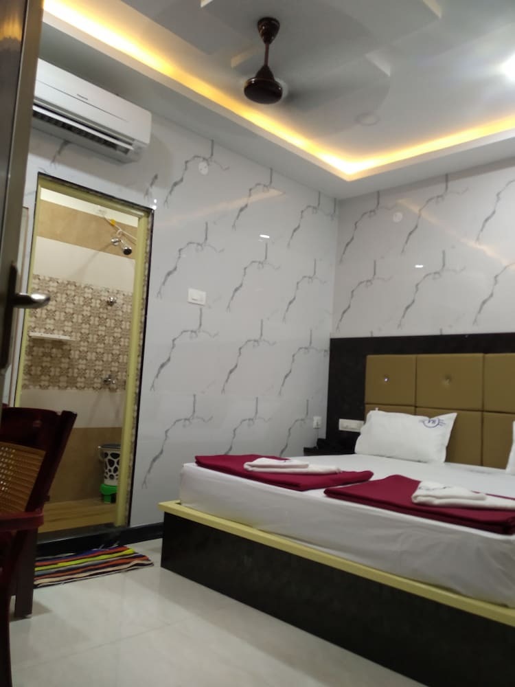 Hotel Vel Residency