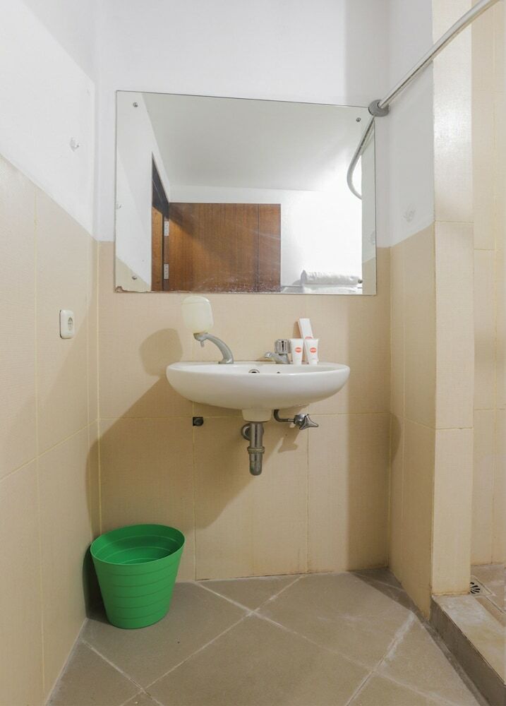 Hotel Oyo 651 Casamora Cilandak Syariah