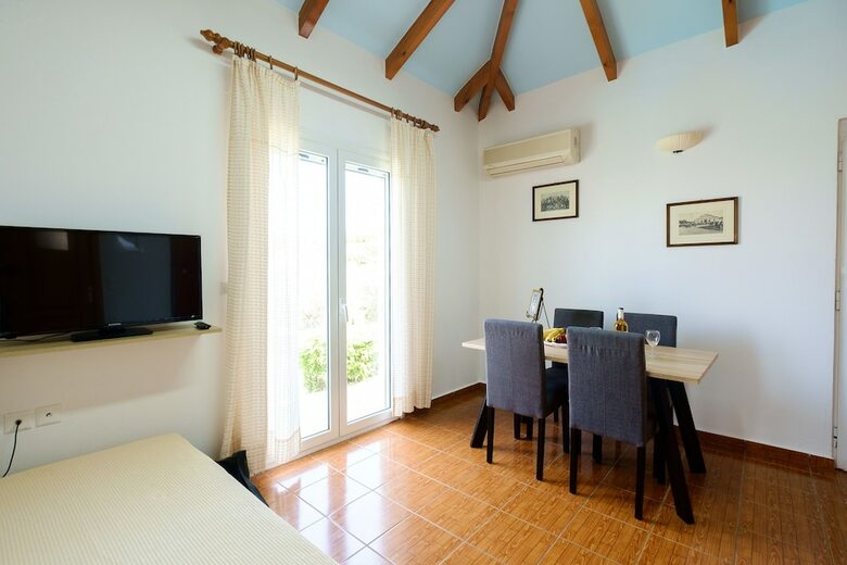 Chill And Relax In A Home With Pool Near The Beach