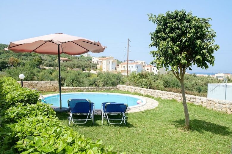 Chill And Relax In A Home With Pool Near The Beach