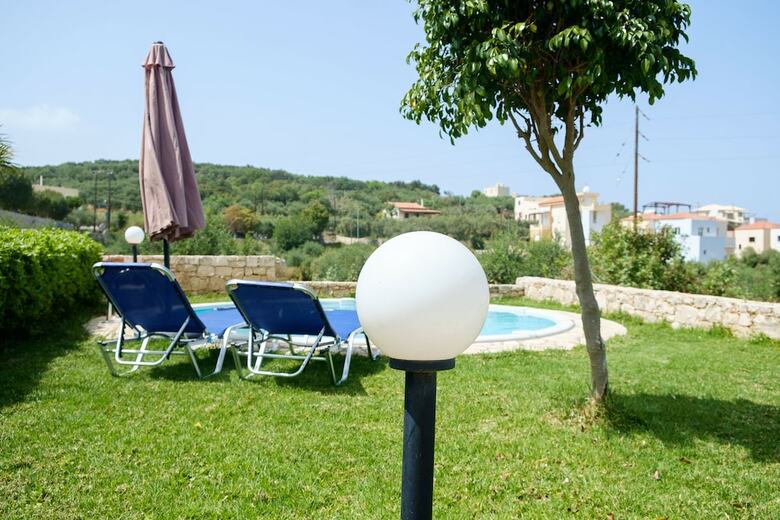 Chill And Relax In A Home With Pool Near The Beach