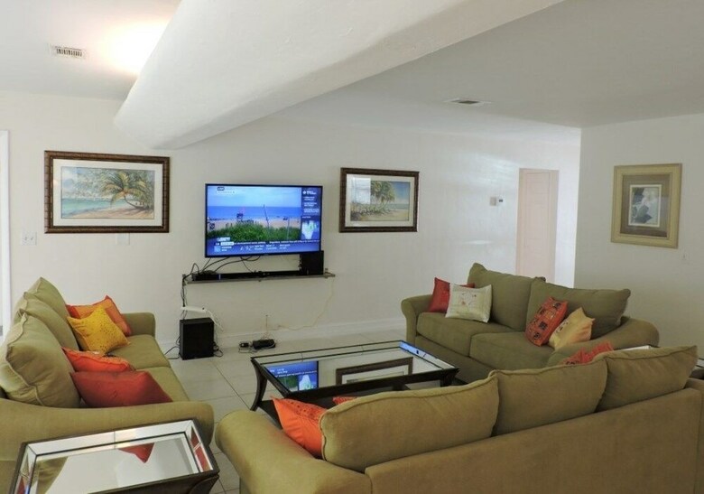 Malibu House 4/3 For 10, Close To Beaches, Pool