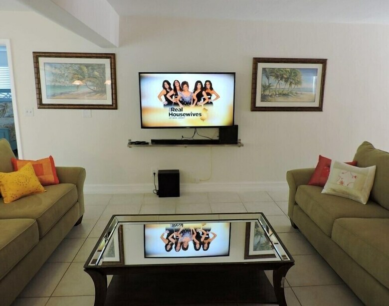 Malibu House 4/3 For 10, Close To Beaches, Pool