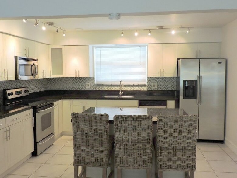 Malibu House 4/3 For 10, Close To Beaches, Pool