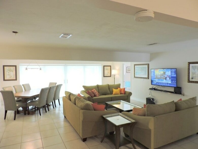 Malibu House 4/3 For 10, Close To Beaches, Pool