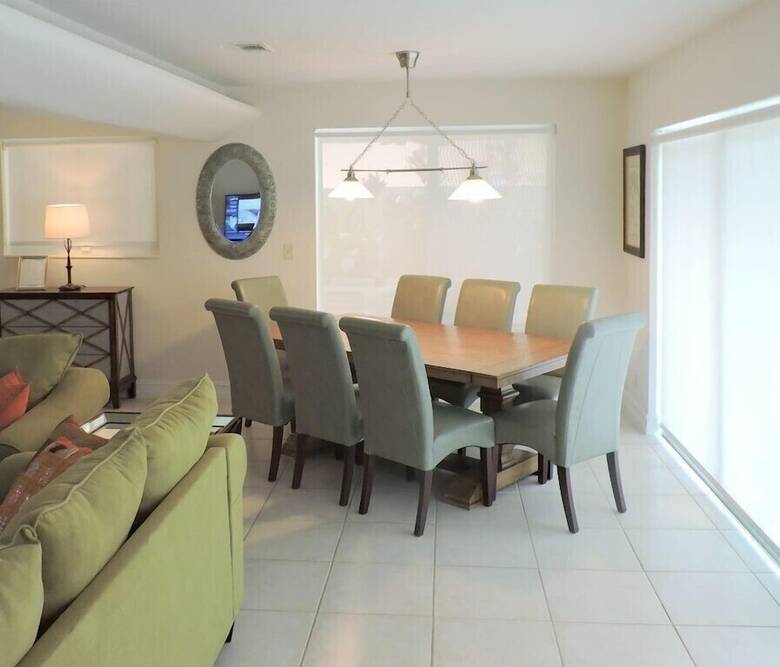 Malibu House 4/3 For 10, Close To Beaches, Pool