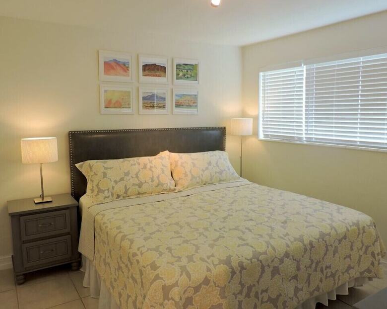 Malibu House 4/3 For 10, Close To Beaches, Pool