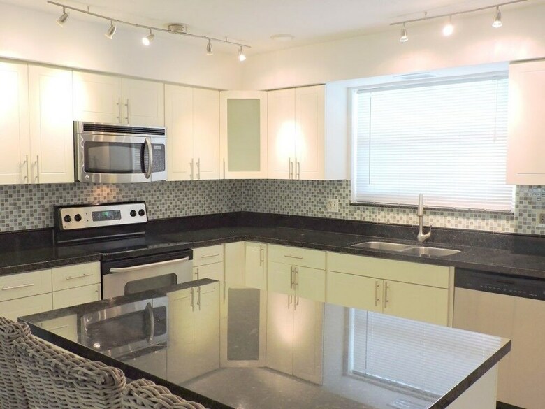 Malibu House 4/3 For 10, Close To Beaches, Pool
