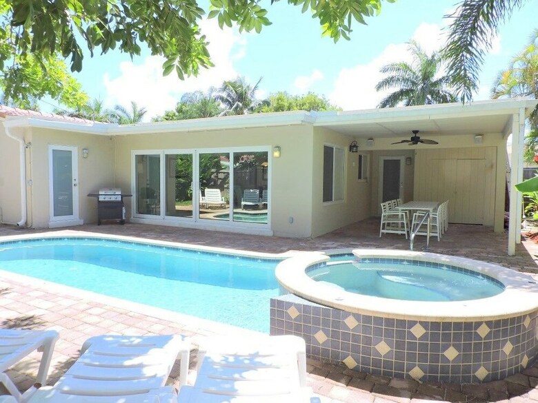 Malibu House 4/3 For 10, Close To Beaches, Pool