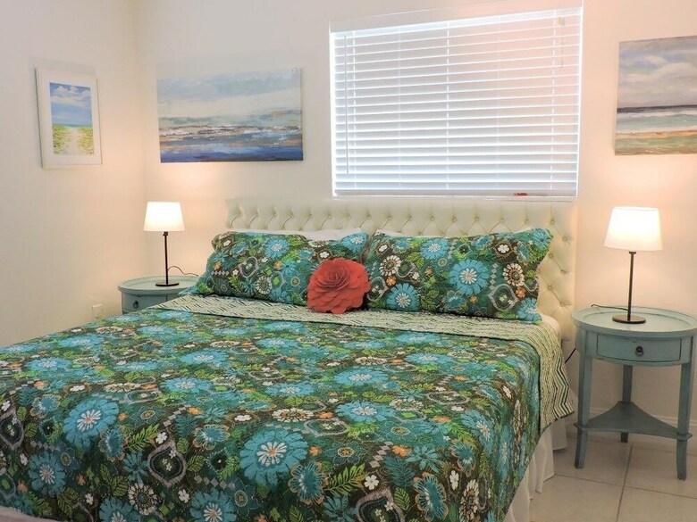 Malibu House 4/3 For 10, Close To Beaches, Pool