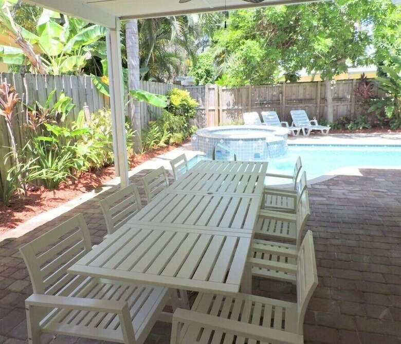 Malibu House 4/3 For 10, Close To Beaches, Pool