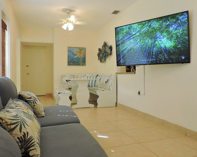 Sunset House 3/2 Heated Pool & Jacuzzi For 8