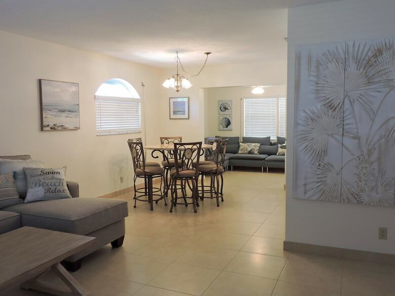 Sunset House 3/2 Heated Pool & Jacuzzi For 8