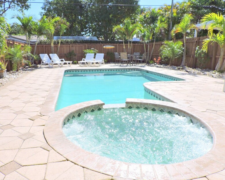 Sunset House 3/2 Heated Pool & Jacuzzi For 8