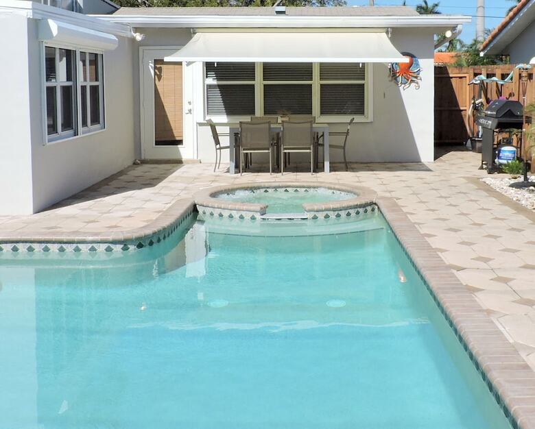 Sunset House 3/2 Heated Pool & Jacuzzi For 8