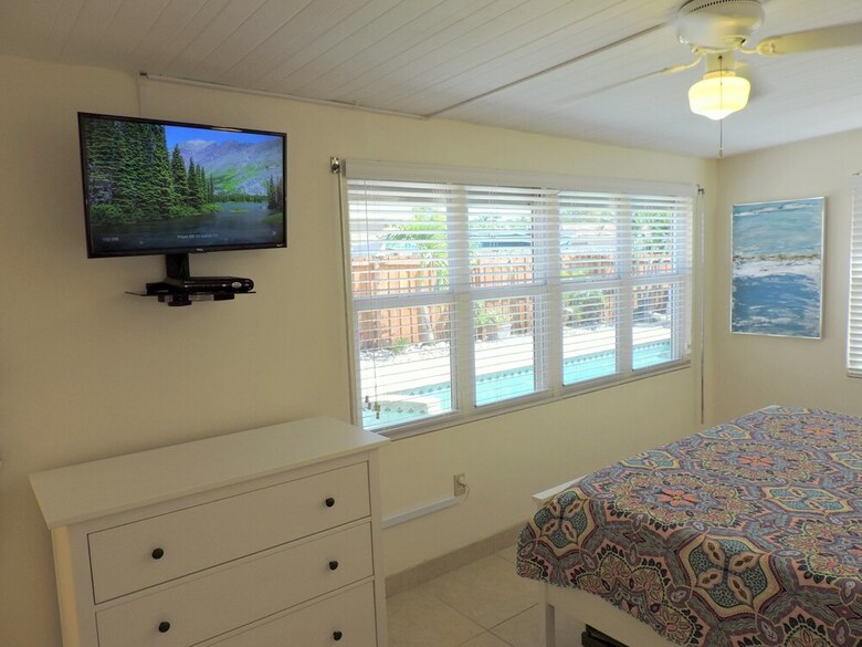 Sunset House 3/2 Heated Pool & Jacuzzi For 8
