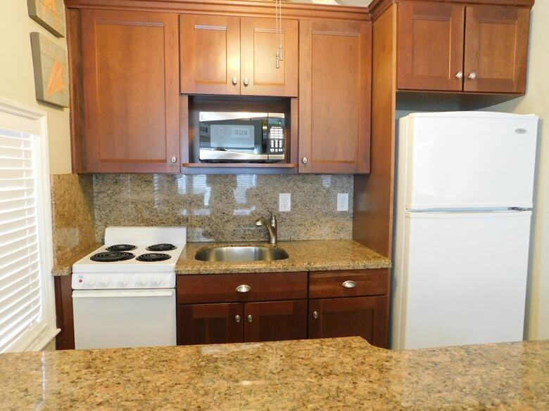 Ocean View Condo 1/1 For 4, Pool & Parking