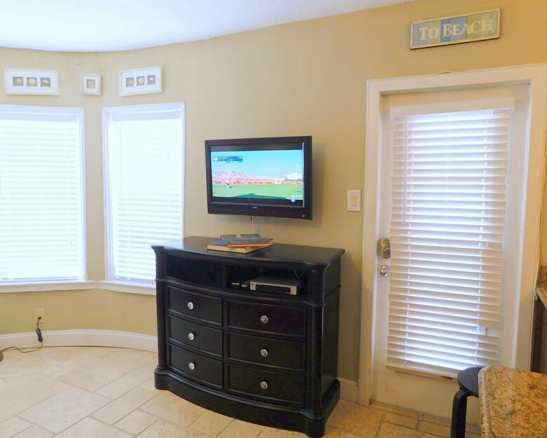 Ocean View Condo 1/1 For 4, Pool & Parking