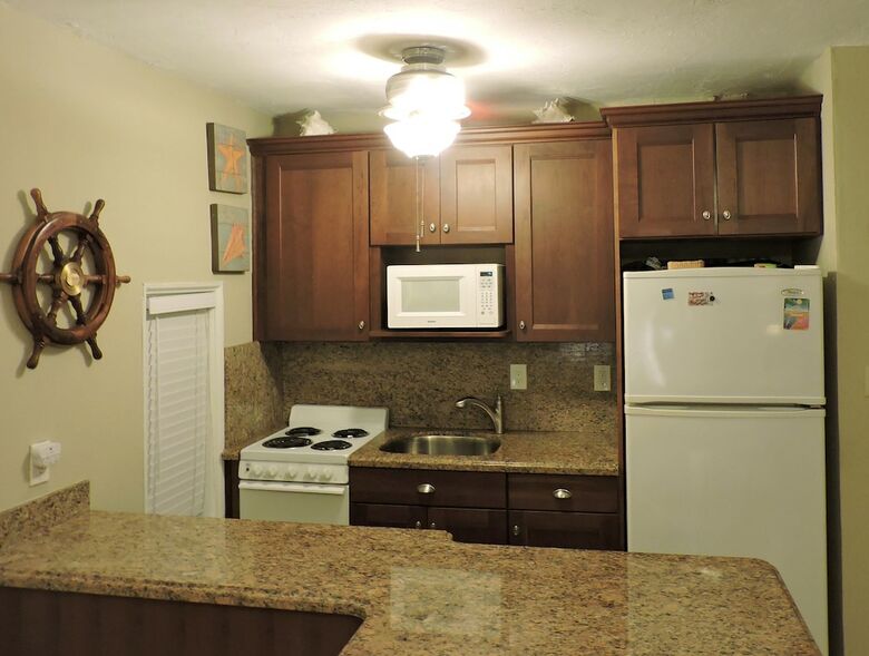Ocean View Condo 1/1 For 4, Pool & Parking