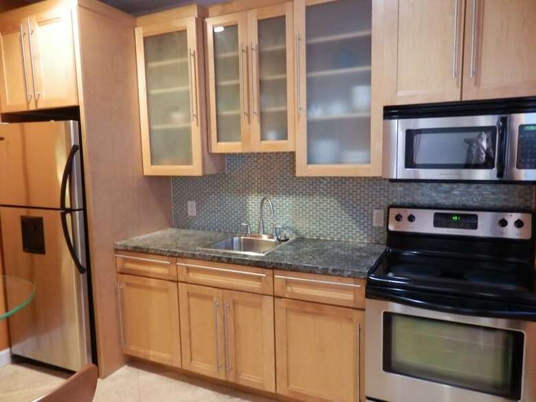 Oceanside Condo 1/1 For 4, Pool, Beach 1/2 Block