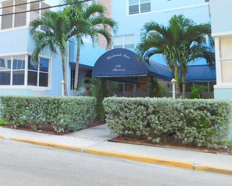 Oceanside Condo 1/1 For 4, Pool, Beach 1/2 Block