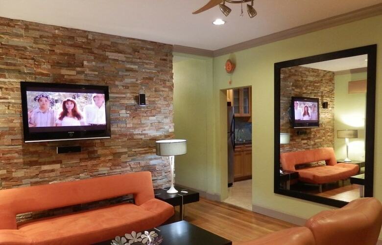 Oceanside Condo 1/1 For 4, Pool, Beach 1/2 Block