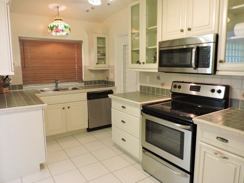Stately Van Buren 3/2.5 For10 Guests Heated Pool