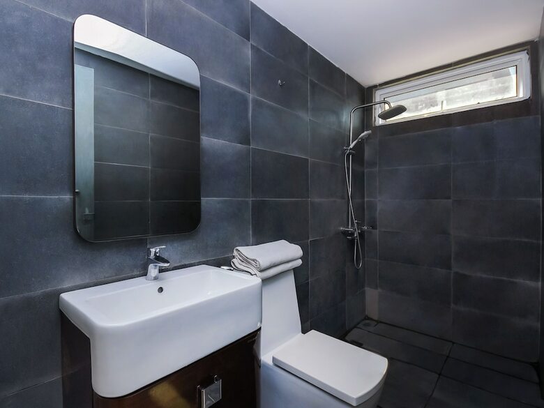 Hotel Oyo 977 Hong Kong Suites