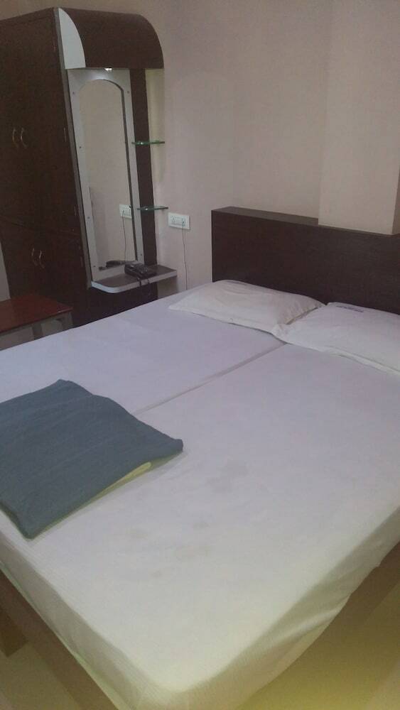 Hotel Iroomz Nagamayuri