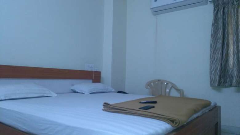 Hotel Iroomz Murgan Residency