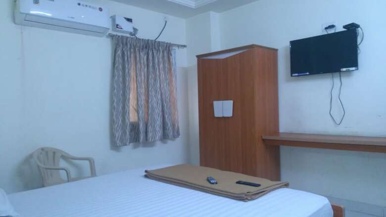 Hotel Iroomz Murgan Residency