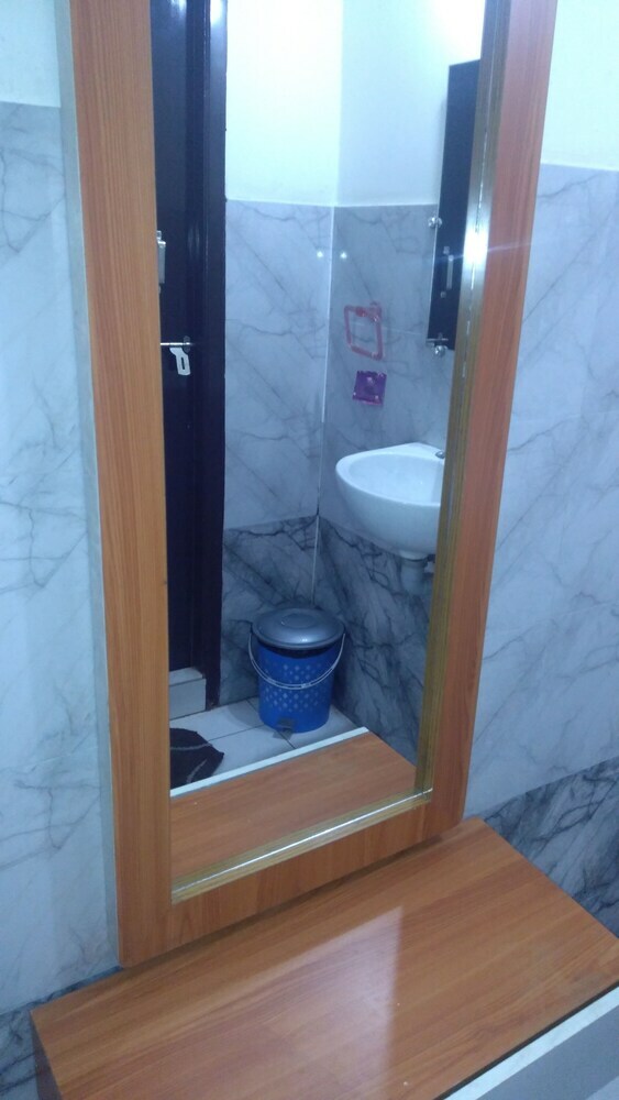 Hotel Iroomz Murgan Residency