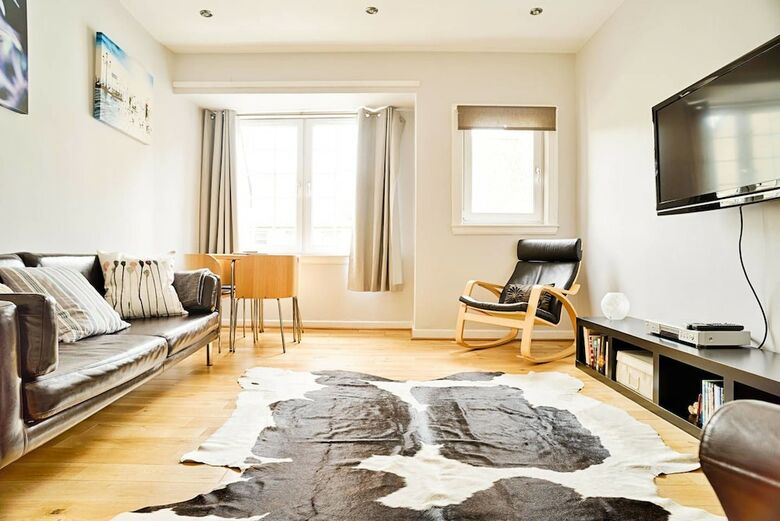 Bright Royal Mile Apartment