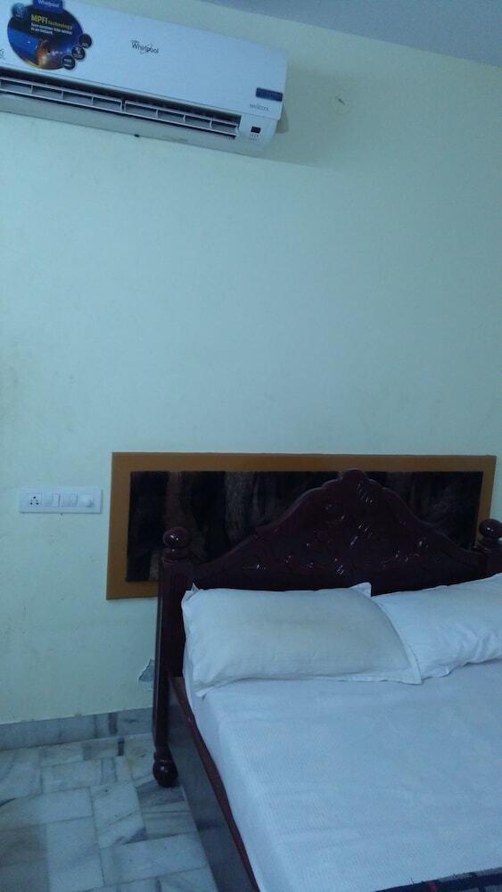 Hotel Iroomz Krishna Grand Inn