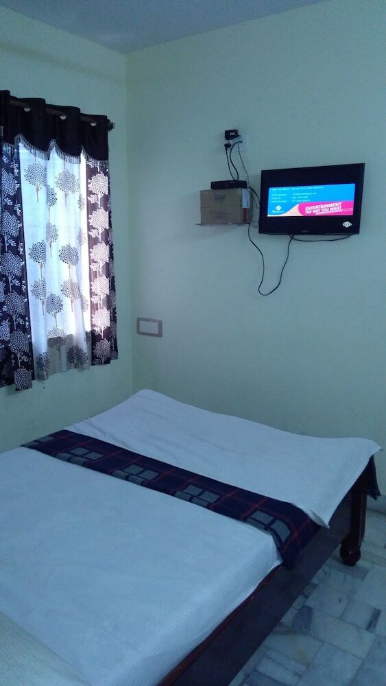 Hotel Iroomz Krishna Grand Inn