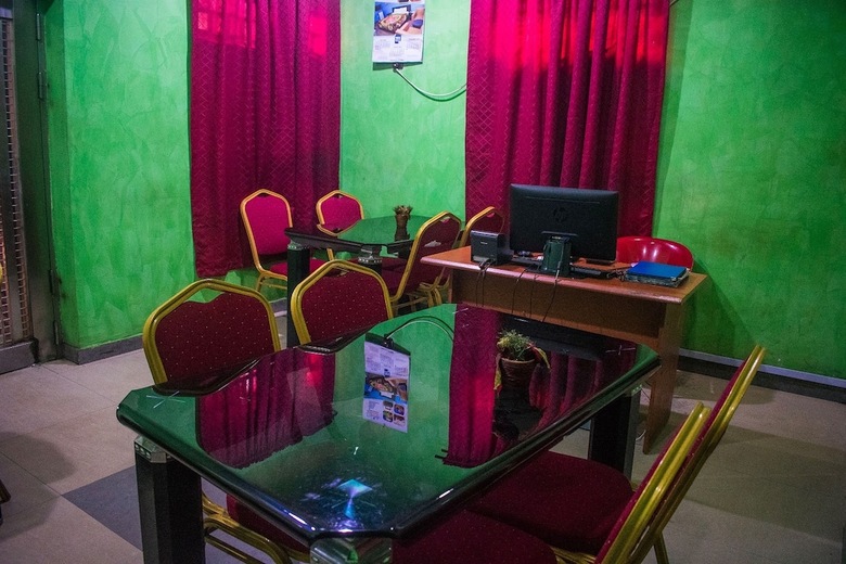 Hotel Exquisite Suites & Conference Centre