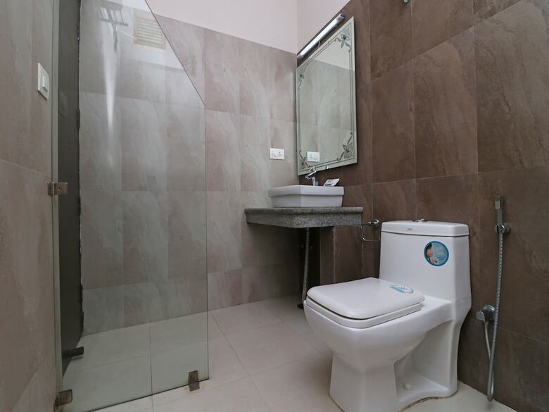 Oyo 31120 Hotel Royale India