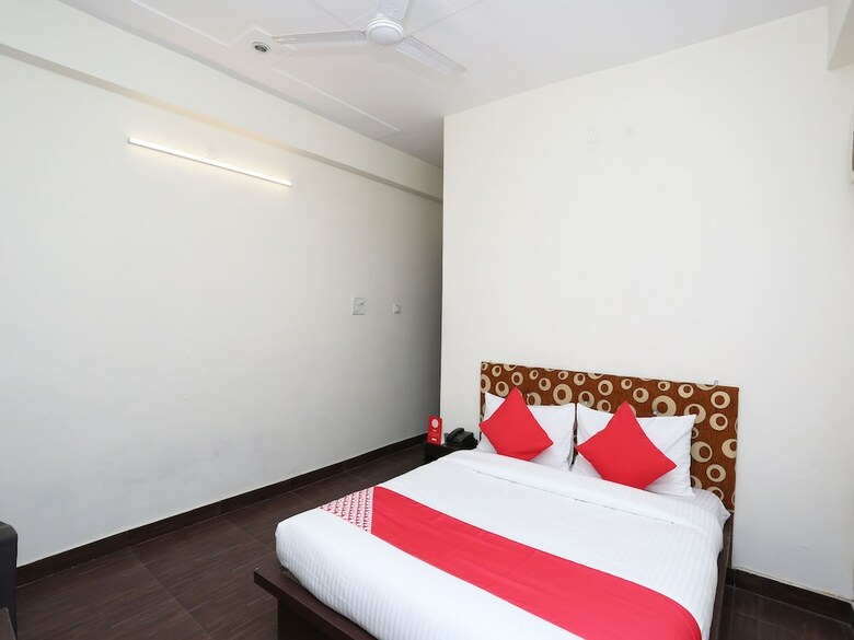 Oyo 30850 Hotel Hira