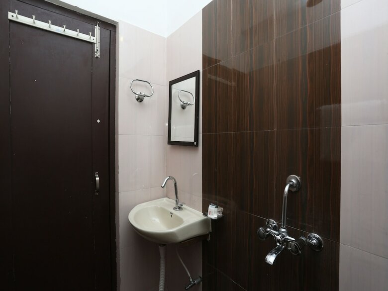 Oyo 30850 Hotel Hira