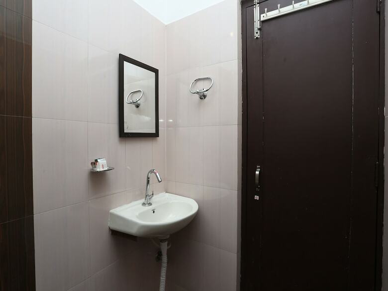 Oyo 30850 Hotel Hira
