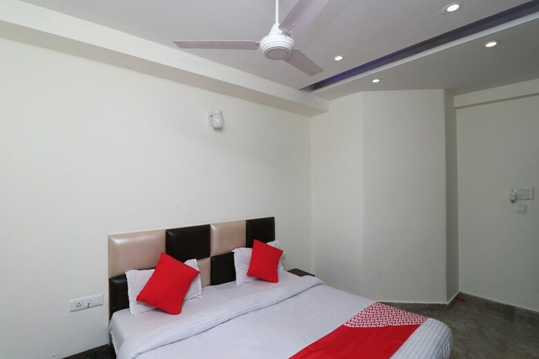 Oyo 29716 Hotel Paras